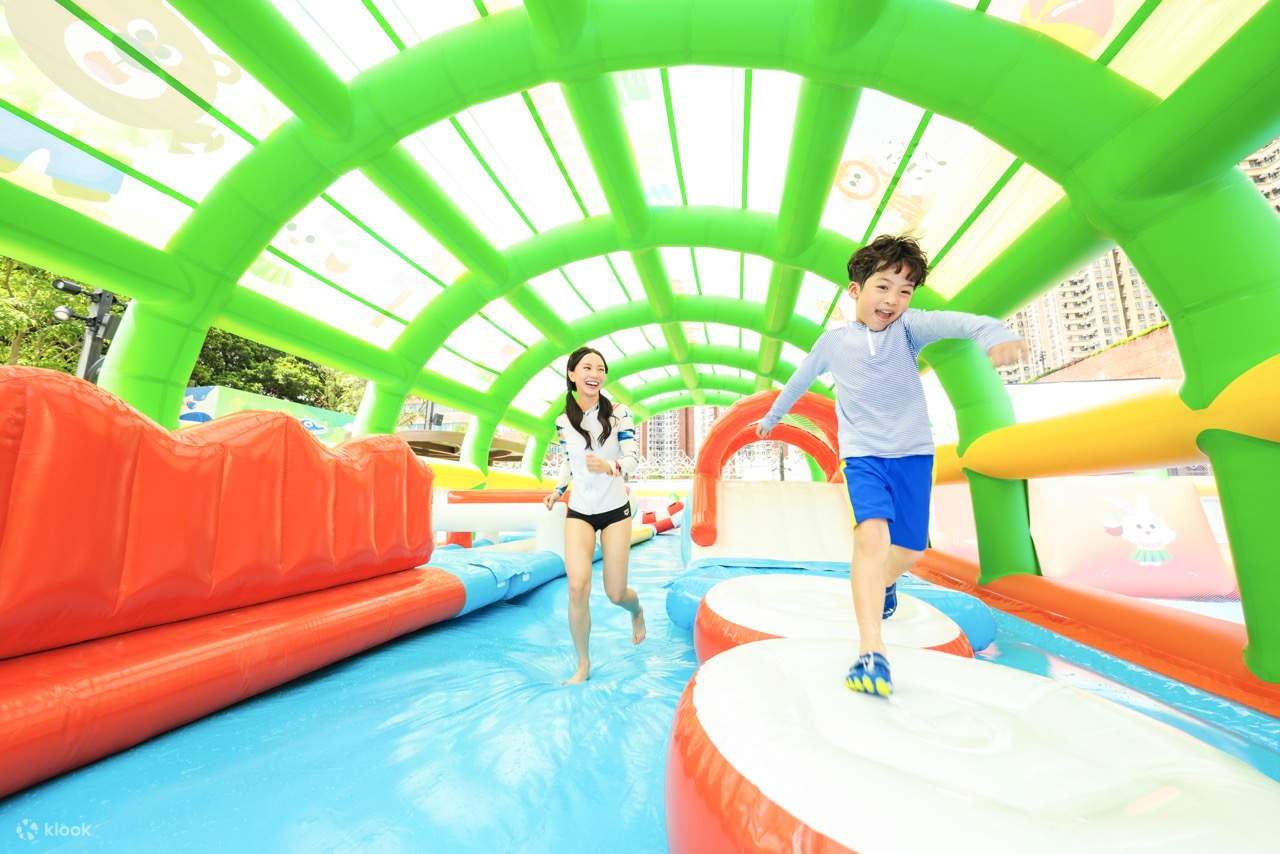 Salta, tuffati e galleggia sul nostro mega materasso ad acqua e mettiti in posa nel punto fotografico 